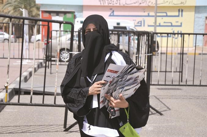 مندوبة احد المرشحين تحمل بعض اشكال الدعاية الانتخابية