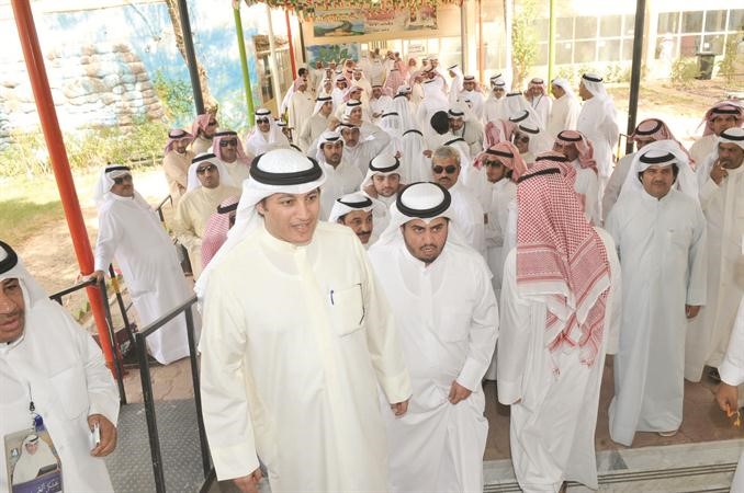 النائب السابق عسكر العنزي يتفقد اللجان الانتخابية
