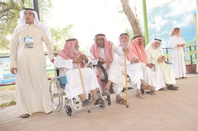 كبار السن حرصوا على الحضور منذ الصباح الباكر
