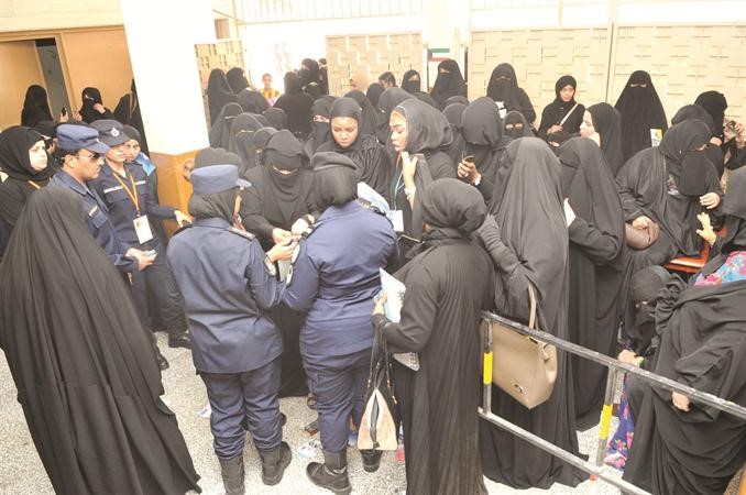 اقبال نسائي كثيف والشرطة النسائية تنظم عملية الانتظار