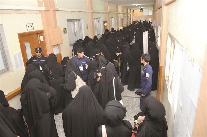 النساء حرصن على المشاركة الايجابية وينتظرن على ابواب اللجان للتصويت