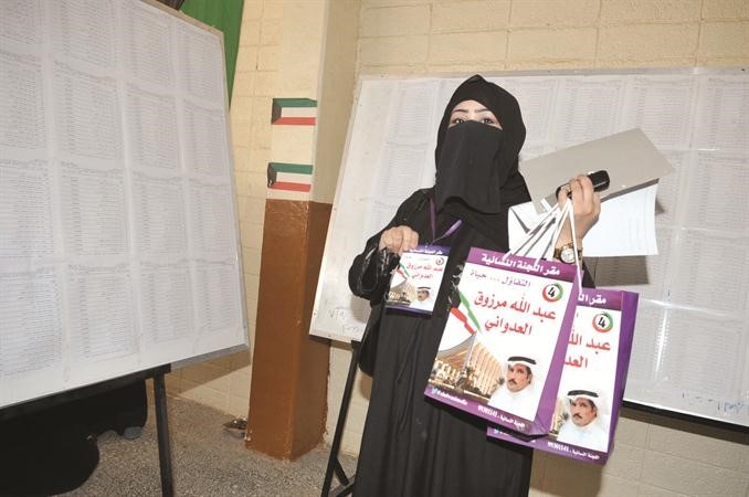 مندوبة احد المرشحين تحمل الدعاية الانتخابية
