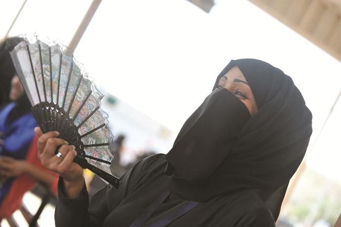 ناخبة تقاوم ارتفاع درجة الحرارة