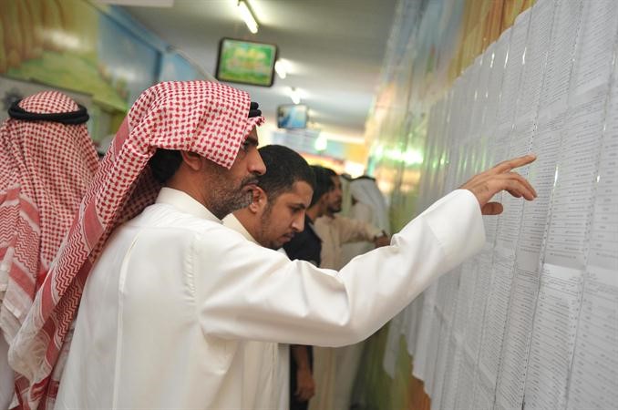 مواطن يبحث عن اسمه في جداول الكشوف