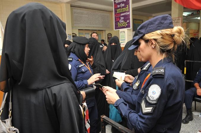 الشرطة النسائية تساعد الناخبات على المشاركة في الانتخابات