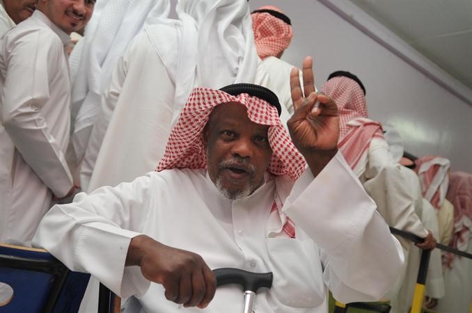 احد كبار السن يرفع شارة النصر