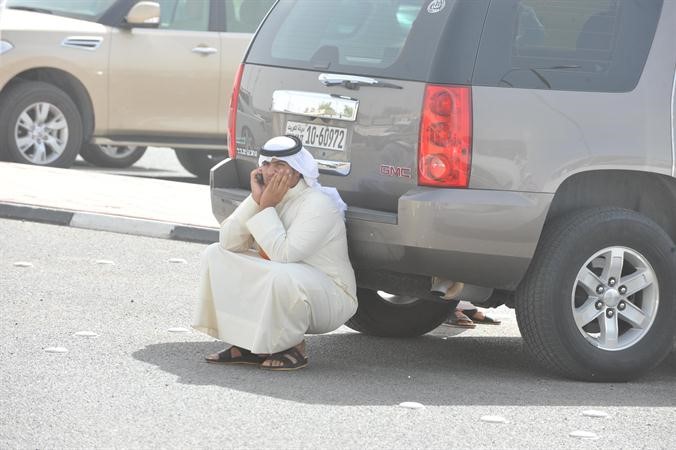 يستظل من حرارة الشمس