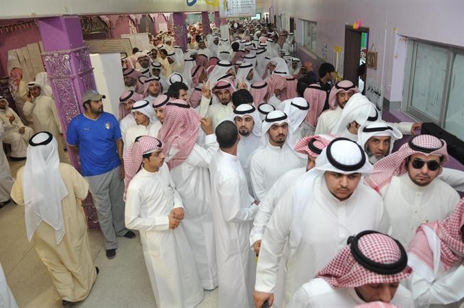 زحام شديد امام احدى اللجان
