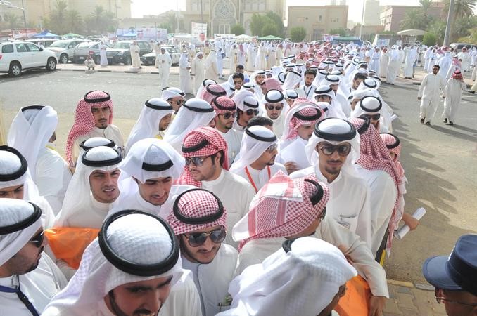 طوابير الانتظار خارج احد المقار الانتخابية
