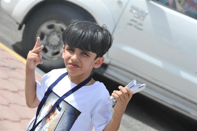 طفل يرفع اشارة النصر