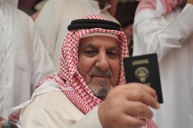 احد كبار السن يرفع الجنسية