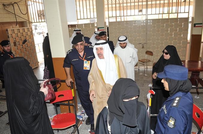 محافظ الجهراء الشيخ مبارك الحمود يتفقد لجان الرابعة
