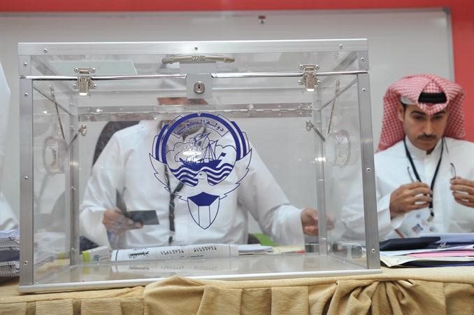 الصندوق الزجاجي بانتظار اوراق التصويت
