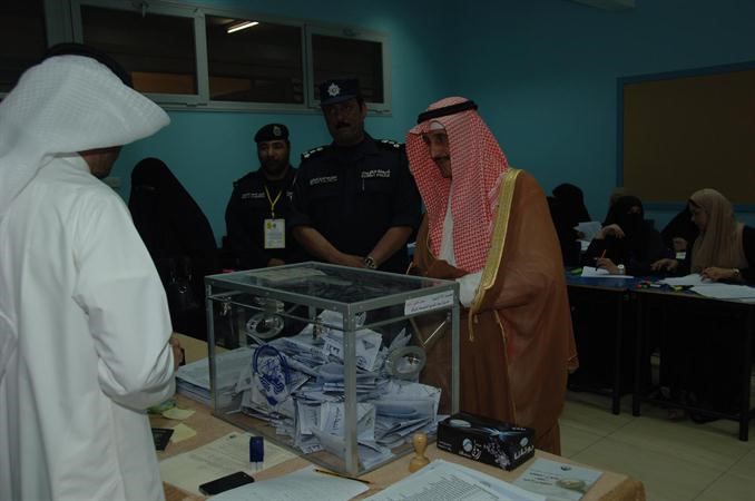 الشيخ دابراهيم الدعيج خلال عملية التصويت