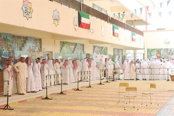 حضور كثيف في احدى اللجان
