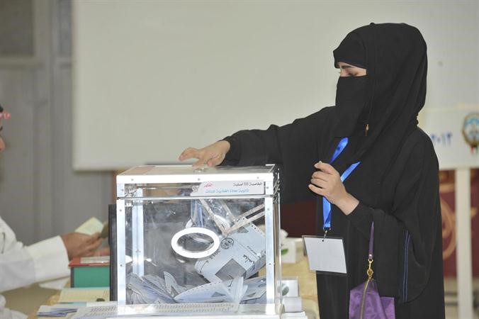 مواطنة تدلي بصوتها
