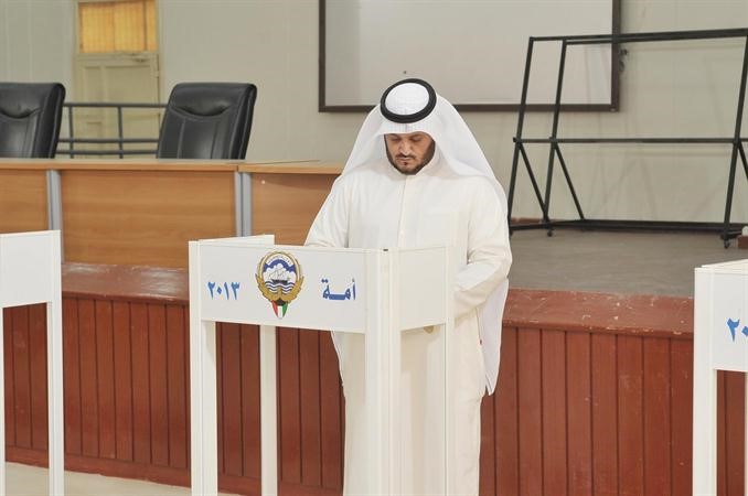 ناخب يدلي بصوته
