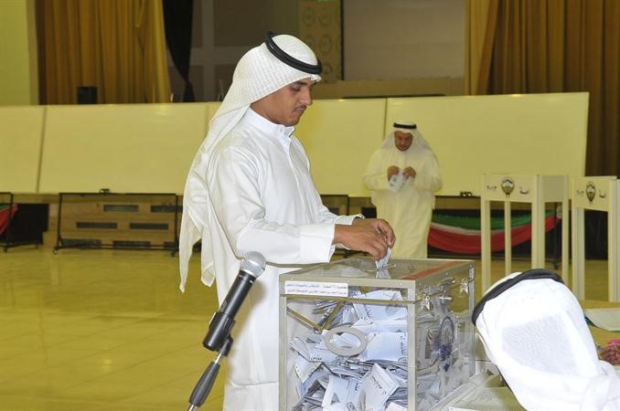 مواطن خلال الادلاء بصوته
