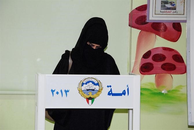 مواطنة تختار من يمثلها
