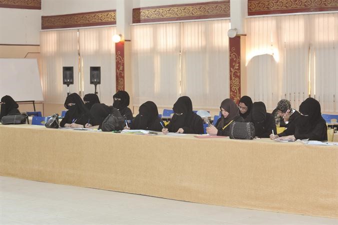 تدقيق على البيانات في احدى اللجان النسائية