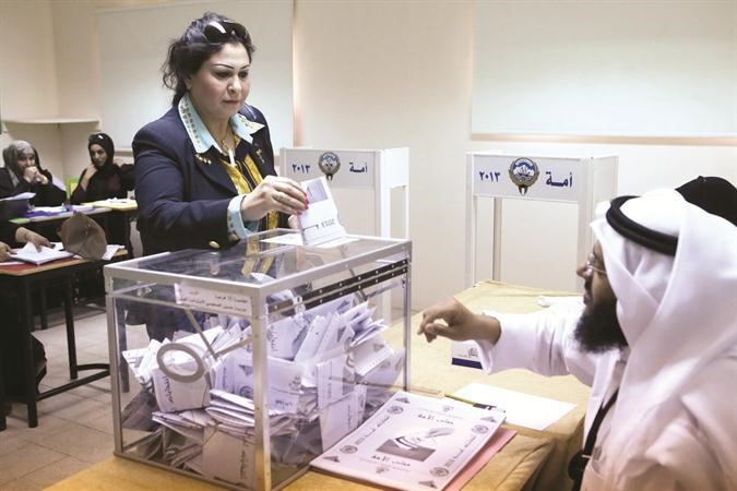 ناخبة تدلي بصوتها

