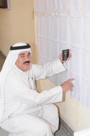 ناخب يبحث عن قيده