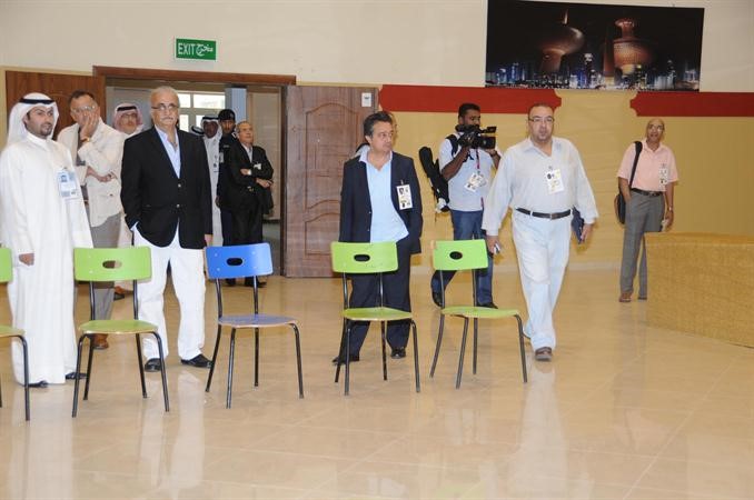 فريق الشفافية متجولا في احدى اللجان ويبدو الزميل اسامة دياب