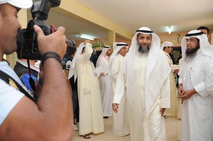 دعبدالرحمن الجيران متفقدا احدى اللجان
