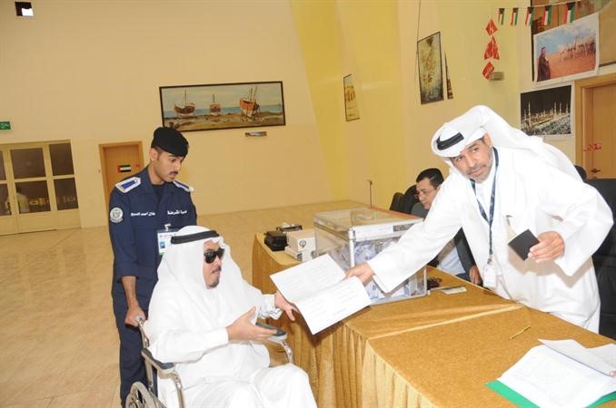 مساعدة احد كبار السن