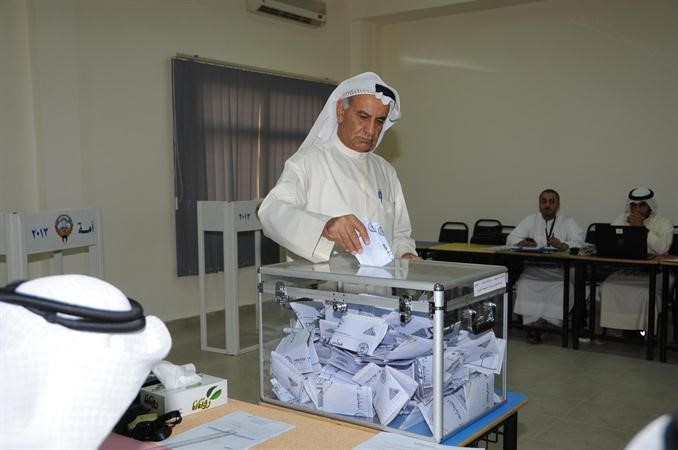 الزميل وليد النصف يضع ورقته في الصندوق