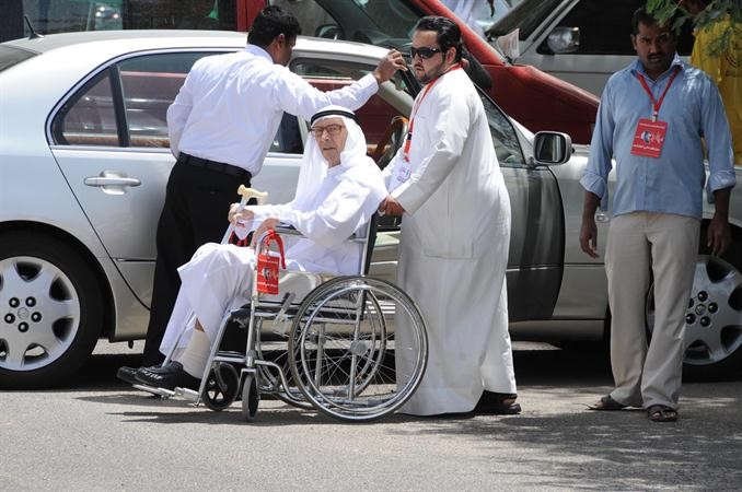 استقبال كبار السن في مواقف السيارات