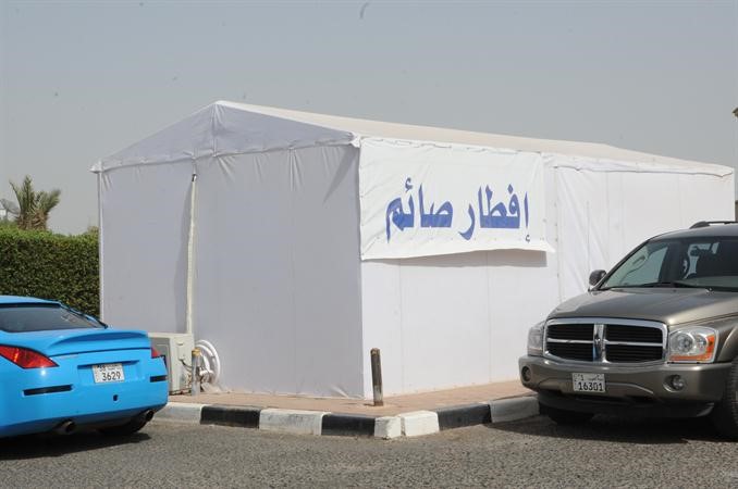 خيمة لافطار الصائم بجوار احدى اللجان