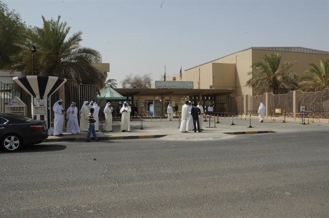 حركة هادئة في محيط احد مقرات الاقتراع