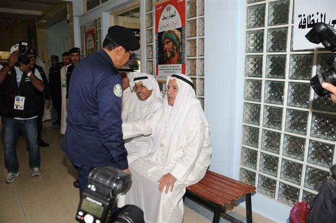 علي الغانم في حديث مع احد رجال الامن