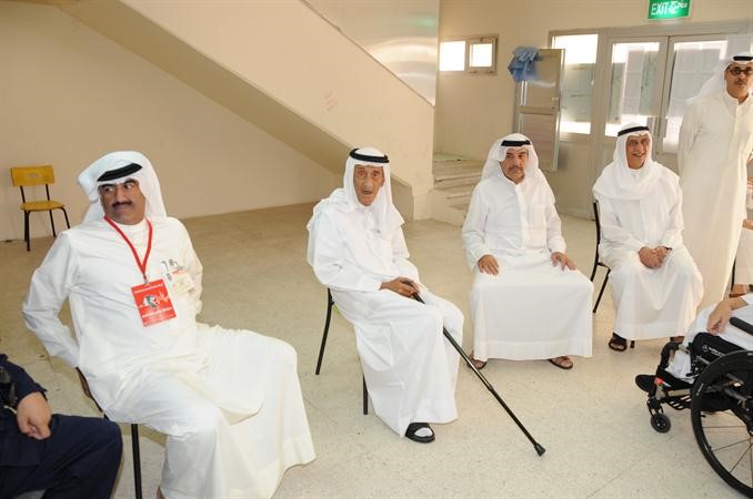 عدنان البحر ووالده وعبدالعزيز المرزوق خلال تواجدهم في احدى اللجان
