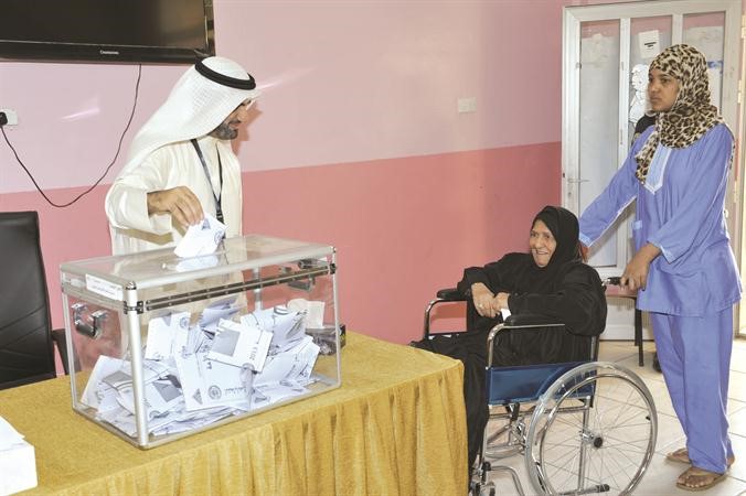 ناخبة مسنة حضرت لتختار ممثلها في مجلس الامة
