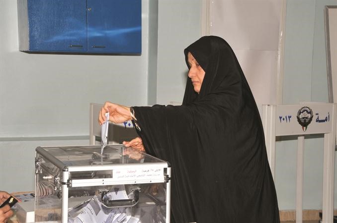 ناخبة تدلي بصوتها