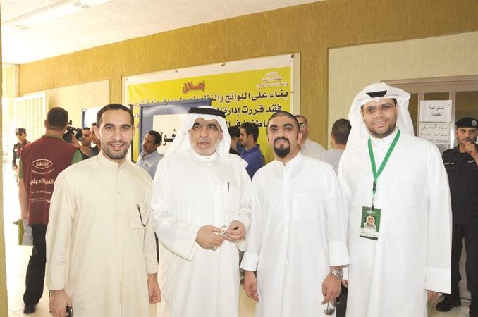 عدنان عبدالصمد مع بعض الناخبين