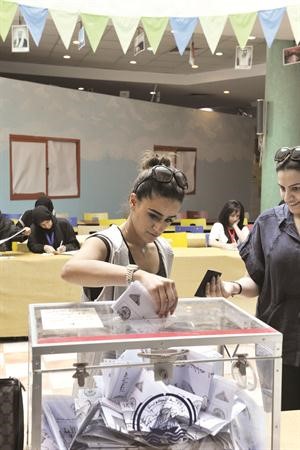 ناخبة تختار مرشحها