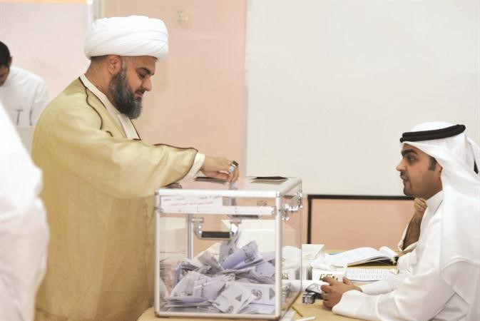 احد الناخبين مدليا بصوته
