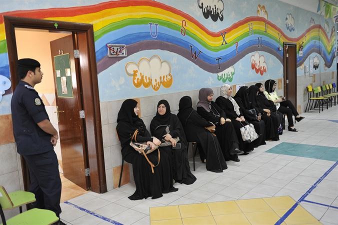 الناخبات بانتظار دورهن للادلاء باصواتهن