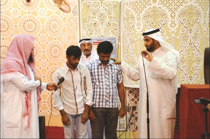 ابراهيم العتيبي يلقن الشهادتين للمهتدين﻿