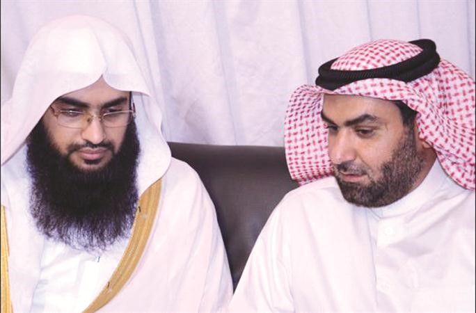 العتيبي مع احد ضيوف الوزارة﻿