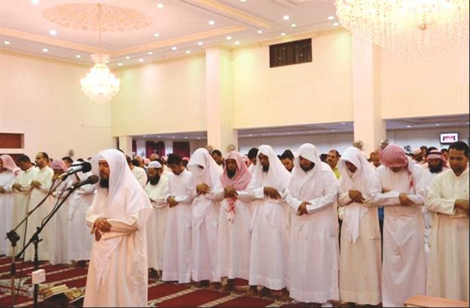 المصلون في مسجد عقلا﻿