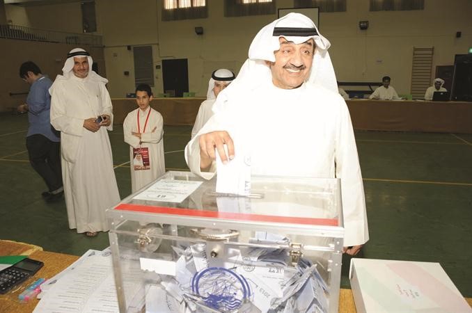 رئيس مجلس الامة السابق جاسم الخرافي مدليا بصوته 