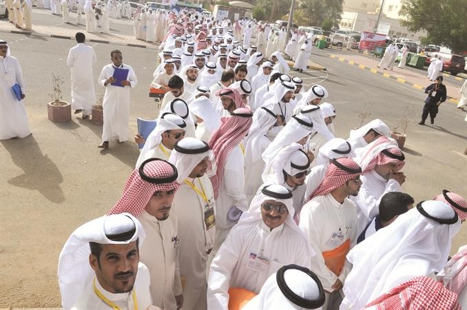وطابور من الرجال في ساعات الصباح الاولى للادلاء باصواتهم