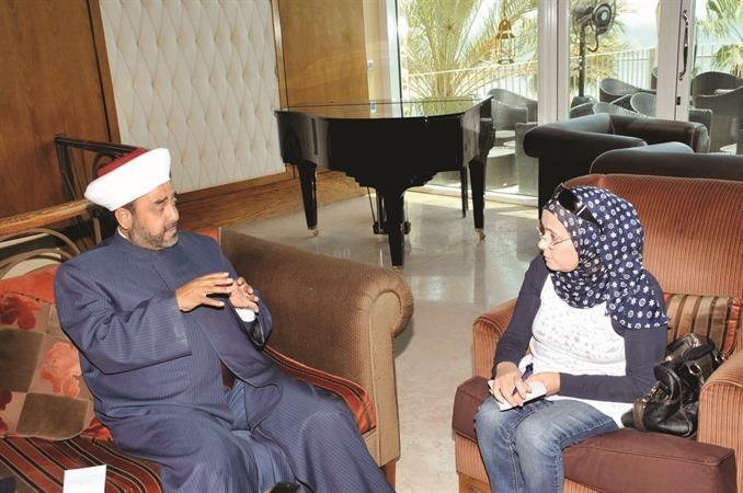 الشيخ خلدون عريمط متحدثا الى الزميلة بشرى شعبان﻿
