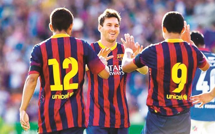 نجم برشلونة ليونيل ميسي يحتفل بهدفه في مرمى فاليرينغا النرويجي
