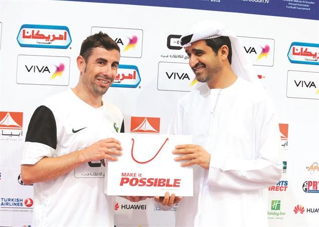 داحمد الشريف يقدم جائزة افضل لاعب﻿