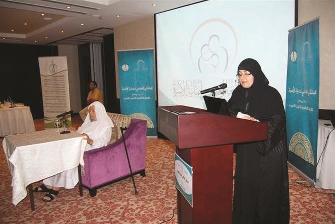 بثينة ال عبد الغني تتلو توصيات الملتقى واعلان حماية الاسرة﻿
